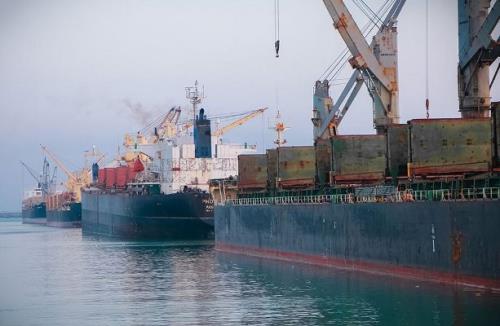 پهلودهی 12 فروند کشتی حامل کالاهای اساسی در بندر شهید رجایی