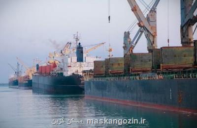 پهلودهی 12 فروند کشتی حامل کالاهای اساسی در بندر شهید رجایی